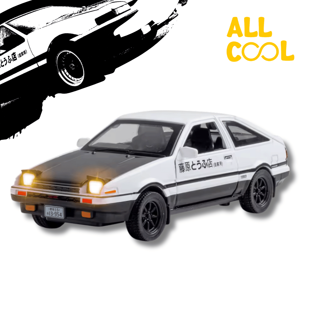 Un auto coleccionable a escala 1/32 del Toyota AE86 Sprinter Trueno, el coche icónico de Takumi Fujiwara en Initial D. El auto es de color blanco y negro con detalles en otros colores. Tiene un diseño detallado y un acabado brillante.