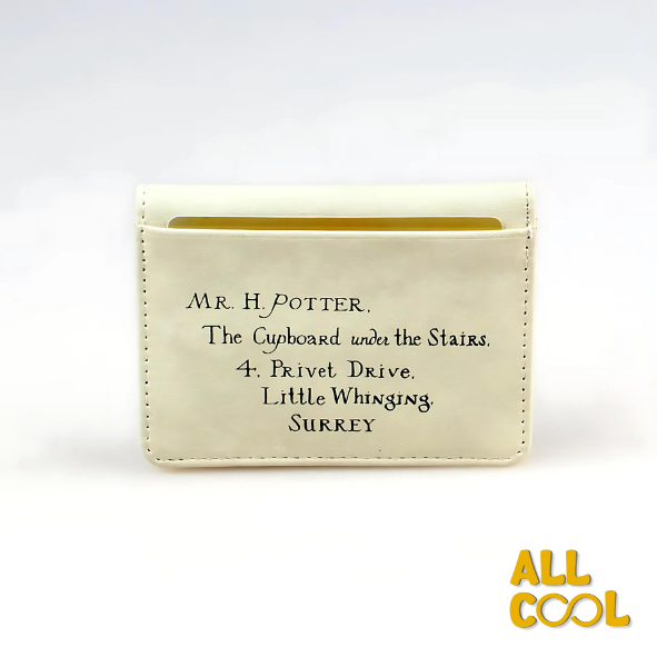 Foto por la parte trasera del tarjetero, donde se aprecia el escrito de la carta de Harry Potter