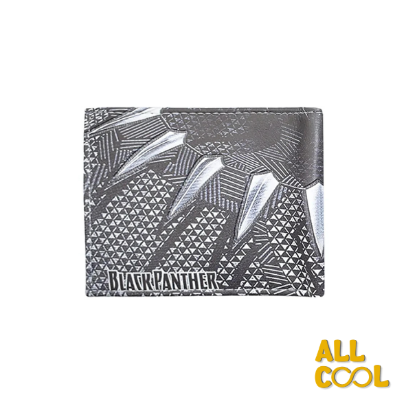 Una billetera de color gris oscuro con detalles en plateado. La billetera presenta un diseño inspirado en las garras de un leopardo y el logo de Black Panther en el centro. El fondo de la billetera tiene un patrón geométrico que representa el vibranium. La billetera tiene un tamaño compacto y está hecha de materiales de alta calidad.