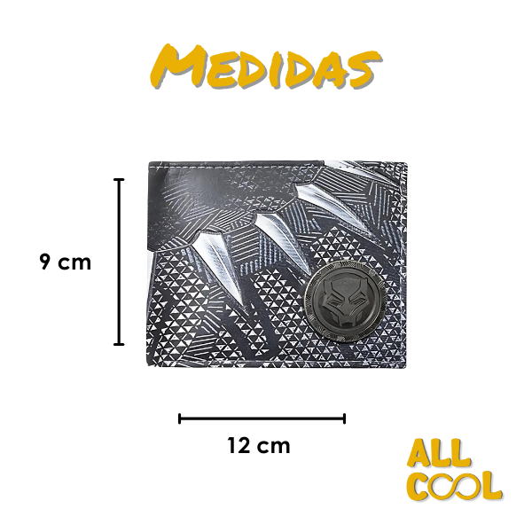 Una billetera de color gris oscuro con detalles en plateado. La billetera presenta un diseño inspirado en las garras de un leopardo y el logo de Black Panther en el centro. El fondo de la billetera tiene un patrón geométrico que representa el vibranium. La billetera tiene un tamaño compacto y está hecha de materiales de alta calidad.