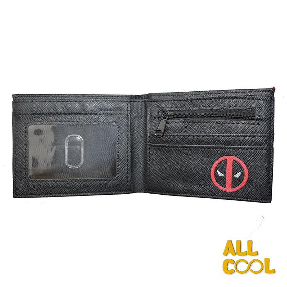 Foto de la billetera abierta, donde se aprecian los espacios para las tarjetas y el logo de Deadpool
