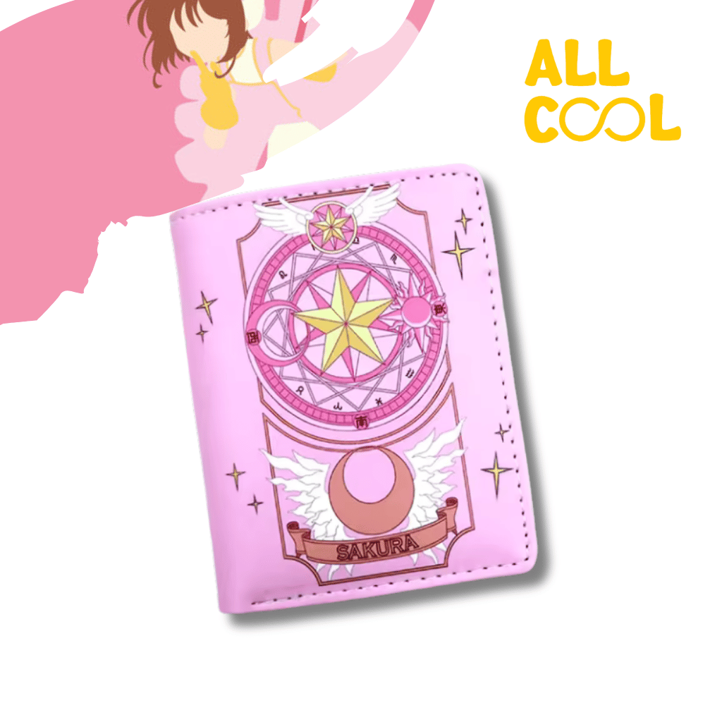 Una billetera/monedero de cuero PU con un diseño inspirado en Sakura Card Captor. La billetera es de color rosa con detalles en otros colores y presenta elementos característicos de la serie.