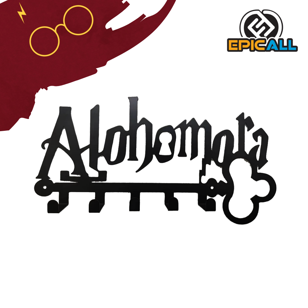 Un colgador de llaves de metal negro con la palabra "Alohomora" escrita en letras doradas. Tiene un agujero para una llave en la parte superior y un pequeño charm de llave colgando de un lazo en la parte inferior.