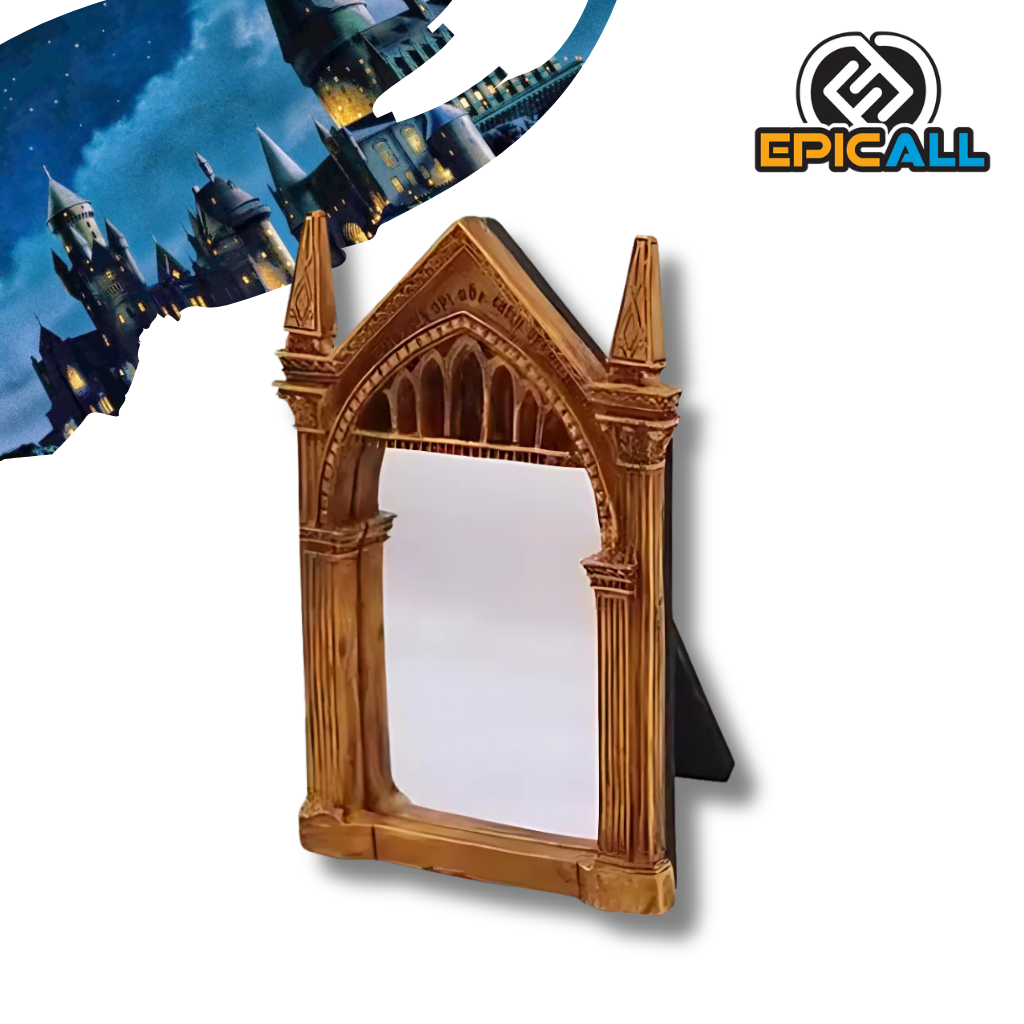 Un pequeño espejo de tocador con un marco dorado ornamentado que replica el Espejo de Oesed de Harry Potter. Se puede apreciar una inscripción en la parte superior del marco. El espejo está apoyado sobre una base negra.