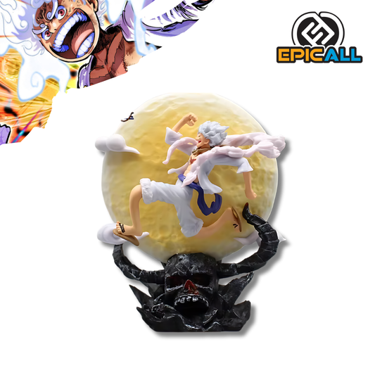 Una figura de acción de Luffy Gear 5, la nueva transformación de Monkey D. Luffy en el anime One Piece. La figura representa a Luffy corriendo sobre una luna, con su cuerpo elástico y alargado, en una pose dinámica. Tiene el cabello blanco y lleva un traje rojo y blanco. La base de la figura tiene forma de calavera y emite luz.