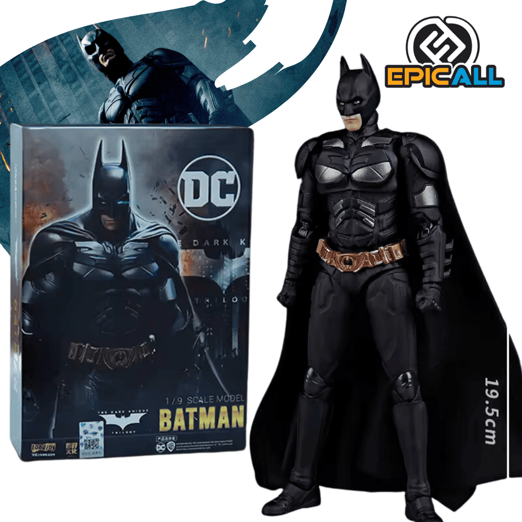 Una figura de acción articulada de Batman, el superhéroe de DC Comics. Batman está representado con su traje negro y gris característico, con la capa ondeando al viento. Está en una pose de combate, con una expresión seria. La figura está colocada sobre una base.