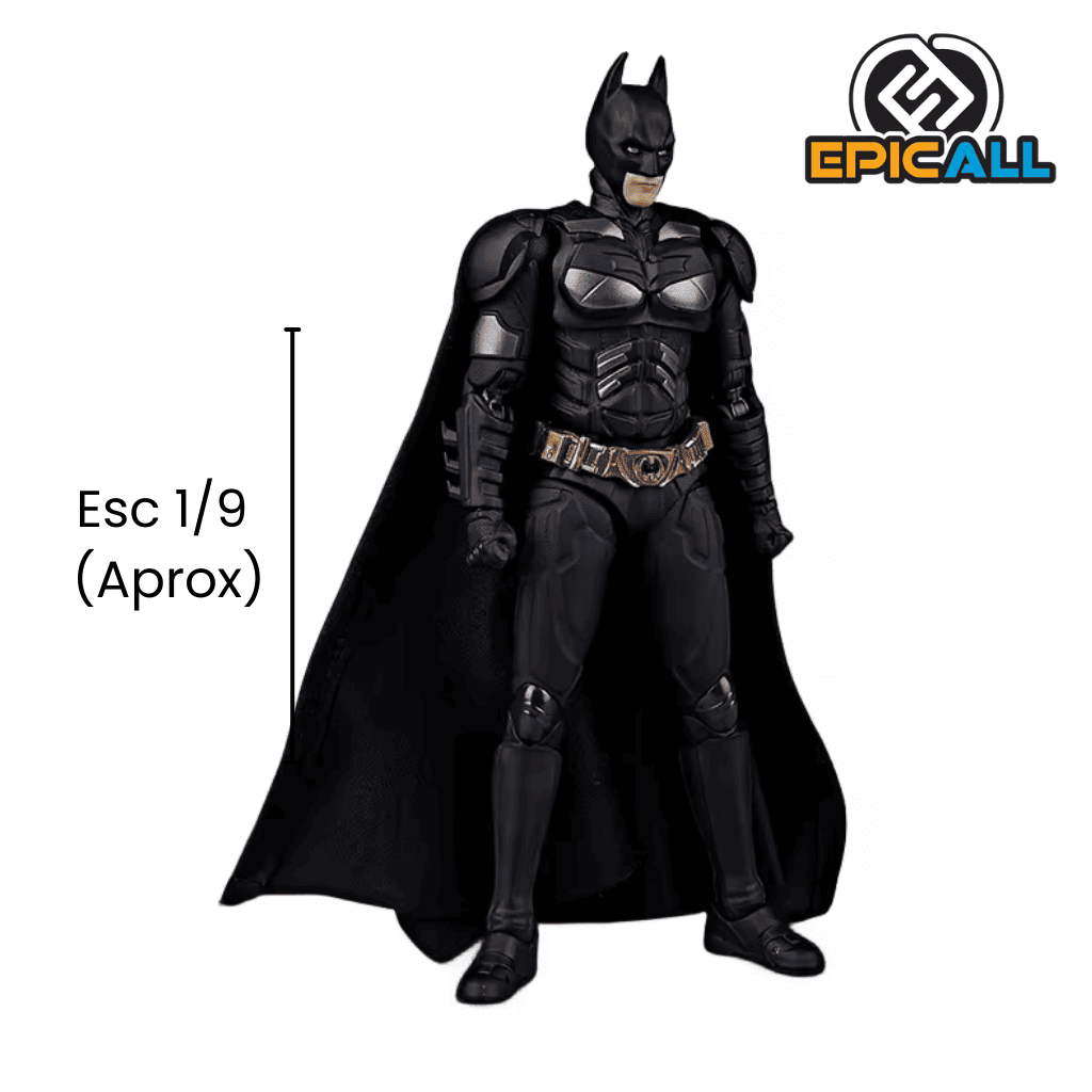 Batman está representado con su traje negro y gris característico, con la capa ondeando al viento. Está en una pose de combate, con una expresión seria. La figura está colocada sobre una base.