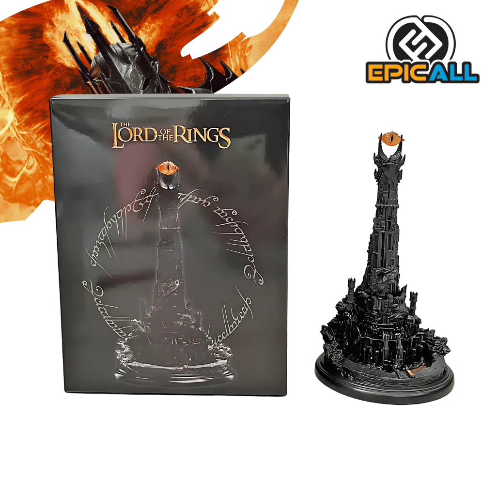 Una figura de la Torre de Barad-dûr, la fortaleza de Sauron en la saga de El Señor de los Anillos. La torre es de color negro y tiene una forma imponente. En la parte superior de la torre se encuentra el Ojo de Sauron, luminoso y amenazante. La figura está colocada sobre una base que representa el paisaje de Mordor.