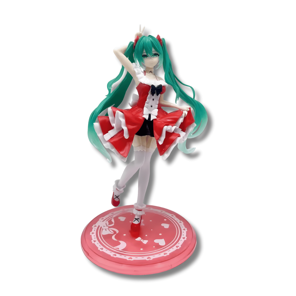 Una figura de estatua de Hatsune Miku con su largo cabello turquesa, de unos 18 cm de altura. Viste un vestido estilo Lolita corto, de color rojo con volantes blancos y un gran lazo negro en el cuello. La figura está en una pose de baile o levantando una mano, sobre una base redonda roja con decoración blanca.