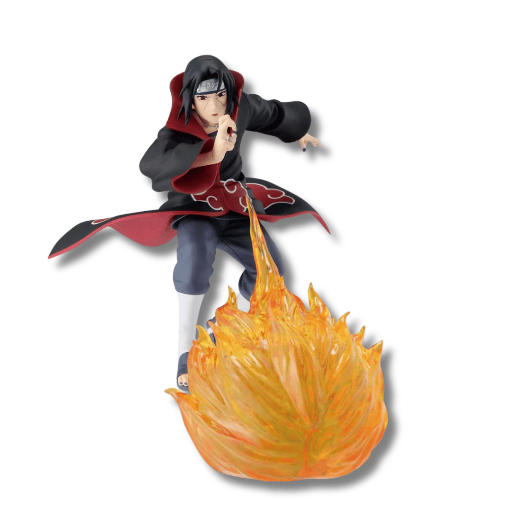 Estatua de Itachi Uchiha de Naruto Shippuden realizando un jutsu. Viste su capa de Akatsuki y tiene frente a él un gran efecto de bola de fuego translúcida naranja.