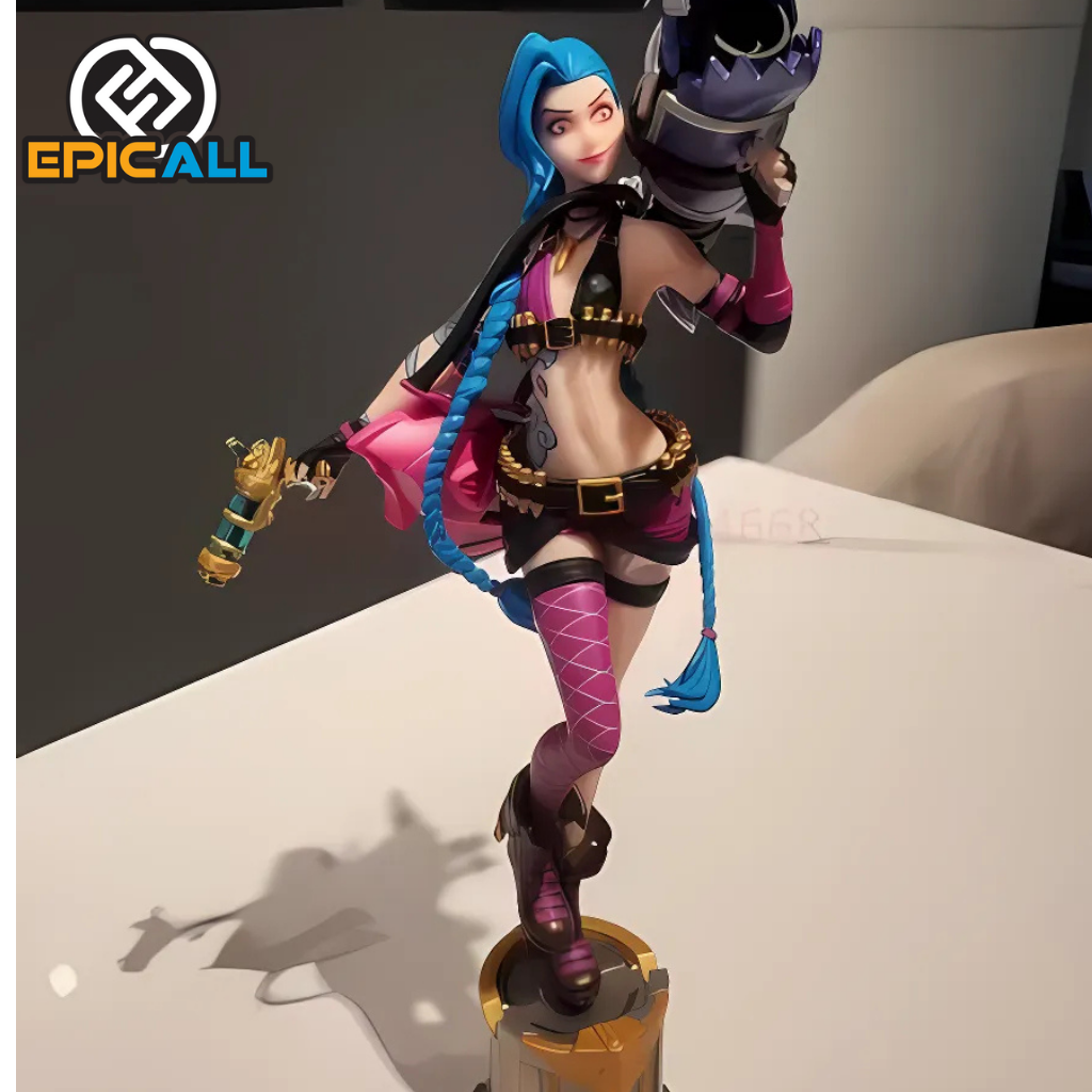 Foto real de la figura apoyada en una mesa