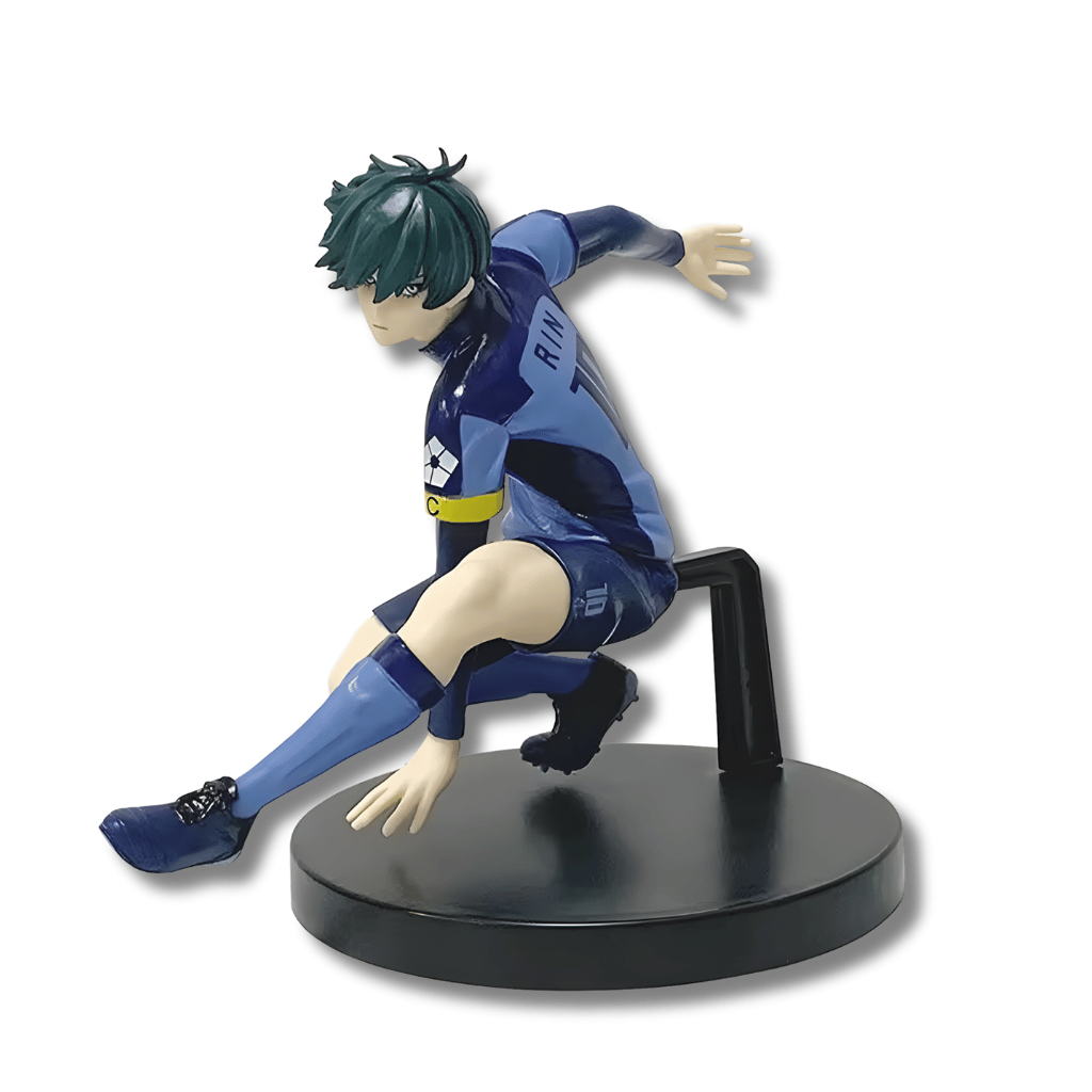Figura de colección de Rin Itoshi del anime Blue Lock, de 13 cm de altura. El personaje aparece de pie con una expresión seria y concentrada. Viste el uniforme técnico de Blue Lock en color azul oscuro con detalles negros. Su cabello es oscuro con un flequillo que enmarca su rostro y sus ojos muestran su característica mirada fría. La figura tiene un acabado detallado en la ropa y el cabello.