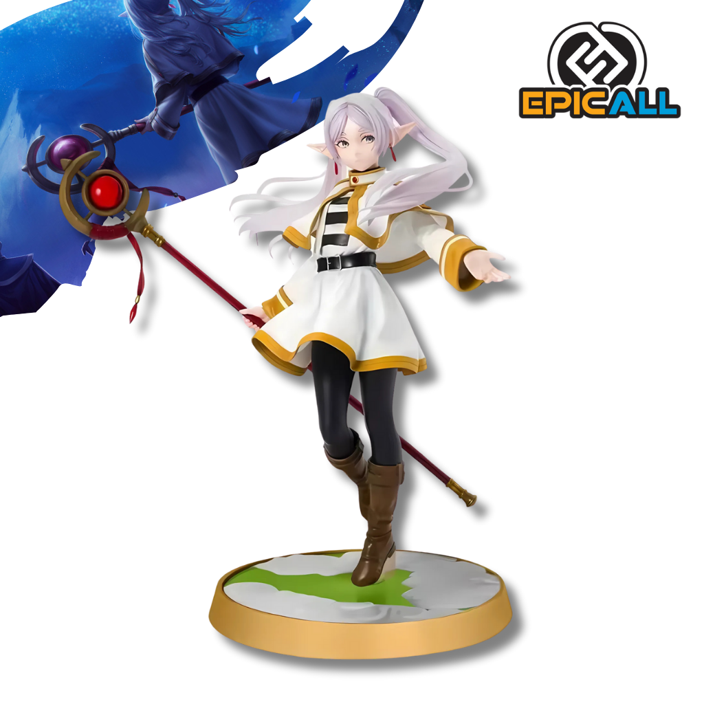 Una figura de acción de Frieren, una elfa de cabello blanco y ojos azules, de la serie de manga y anime Sōsō no Frieren. Frieren está representada sosteniendo un bastón mágico con una gema roja en la punta. Lleva un vestido blanco y azul y está en una pose dinámica. La figura está colocada sobre una base.