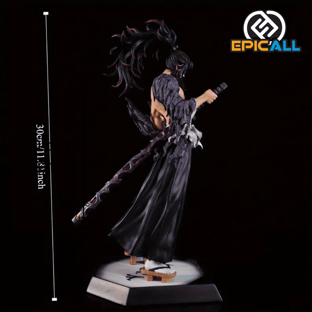 Una figura de acción de Kokushibo, el demonio más poderoso de la serie Demon Slayer. Kokushibo está representado con una apariencia demoníaca, con piel pálida, cabello negro largo y ojos rojos. Está sosteniendo una katana y tiene una expresión amenazante. La figura está colocada sobre una base con elementos demoníacos.