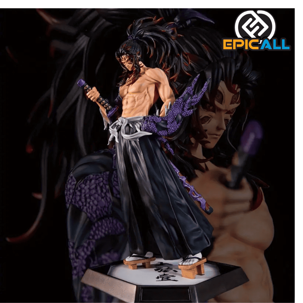 Una figura de acción de Kokushibo, el demonio más poderoso de la serie Demon Slayer. Kokushibo está representado con una apariencia demoníaca, con piel pálida, cabello negro largo y ojos rojos. Está sosteniendo una katana y tiene una expresión amenazante. La figura está colocada sobre una base con elementos demoníacos.