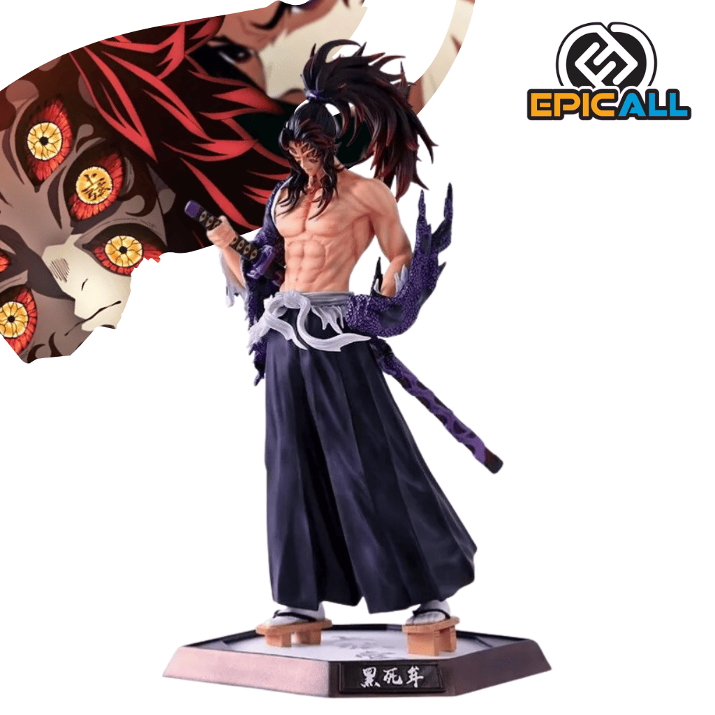 Una figura de acción de Kokushibo, el demonio más poderoso de la serie Demon Slayer. Kokushibo está representado con una apariencia demoníaca, con piel pálida, cabello negro largo y ojos rojos. Está sosteniendo una katana y tiene una expresión amenazante. La figura está colocada sobre una base con elementos demoníacos.