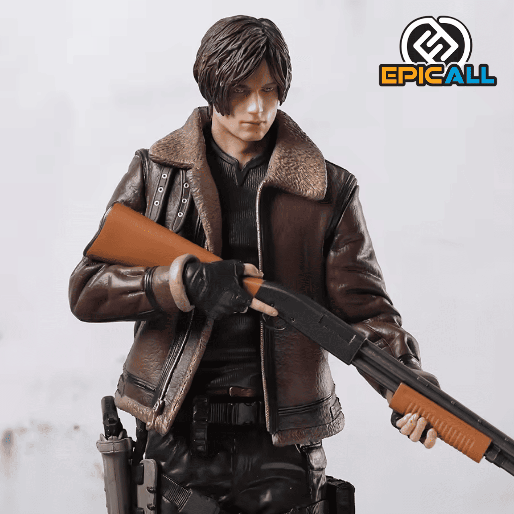 Una figura de acción de Leon S. Kennedy, el protagonista del videojuego Resident Evil 4. Leon está representado con su traje de agente especial, empuñando una escopeta. Está en una pose de acción, listo para enfrentar a los enemigos. La figura está colocada sobre una base que simula un entorno de la serie.
