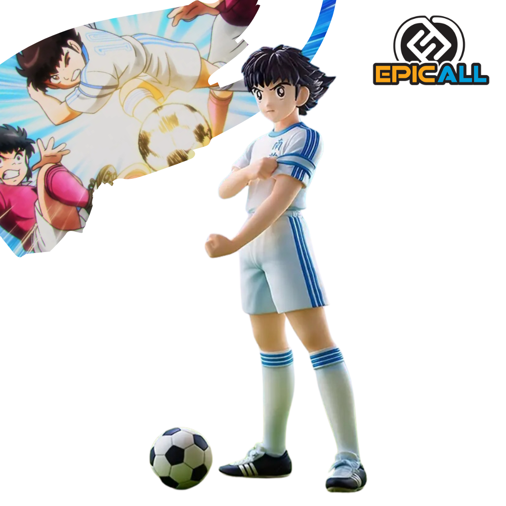Una figura de acción de Oliver Atom, el protagonista del anime Captain Tsubasa. Oliver Atom está representado con su uniforme de fútbol azul y blanco, realizando un gesto de patear un balón. Tiene una expresión determinada y una postura atlética. La figura está colocada sobre una base que representa un campo de fútbol.