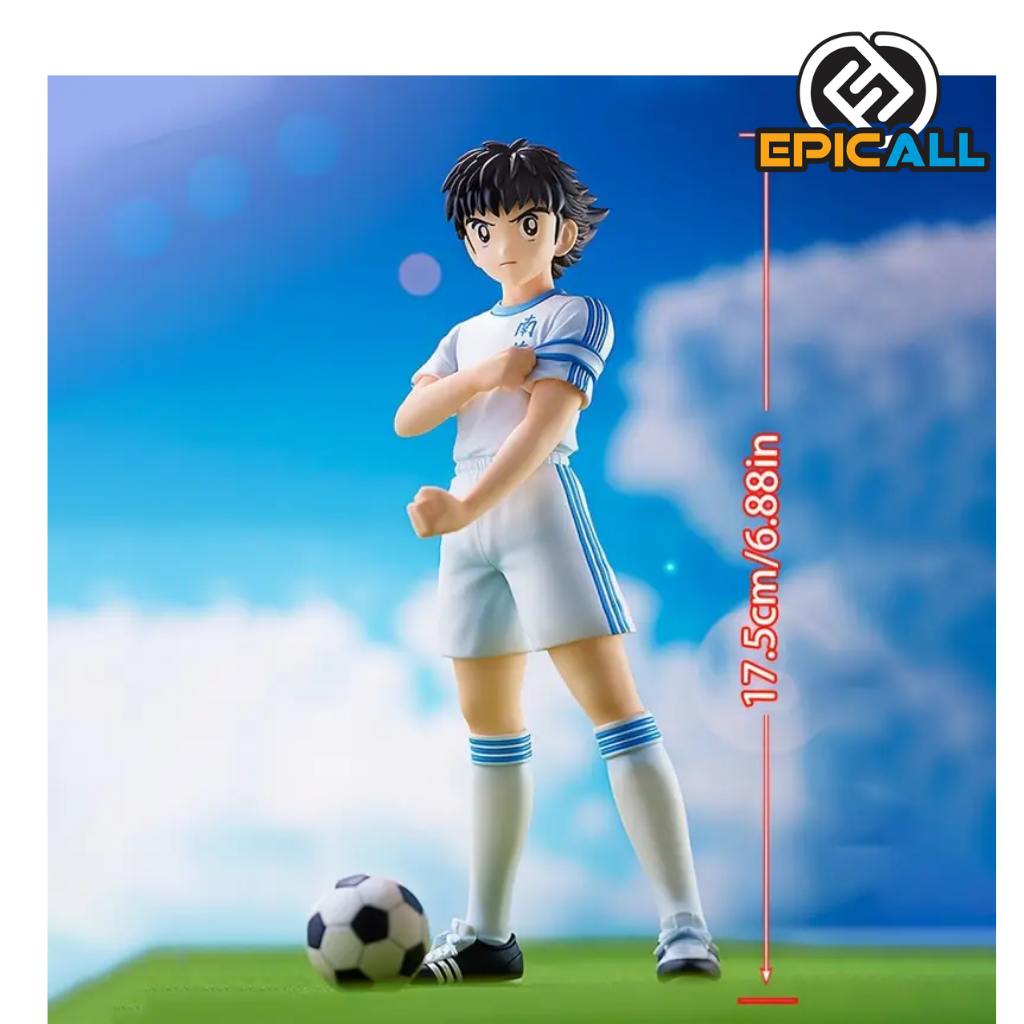 Una figura de acción de Oliver Atom, el protagonista del anime Captain Tsubasa. Oliver Atom está representado con su uniforme de fútbol azul y blanco, realizando un gesto de patear un balón. Tiene una expresión determinada y una postura atlética. La figura está colocada sobre una base que representa un campo de fútbol.