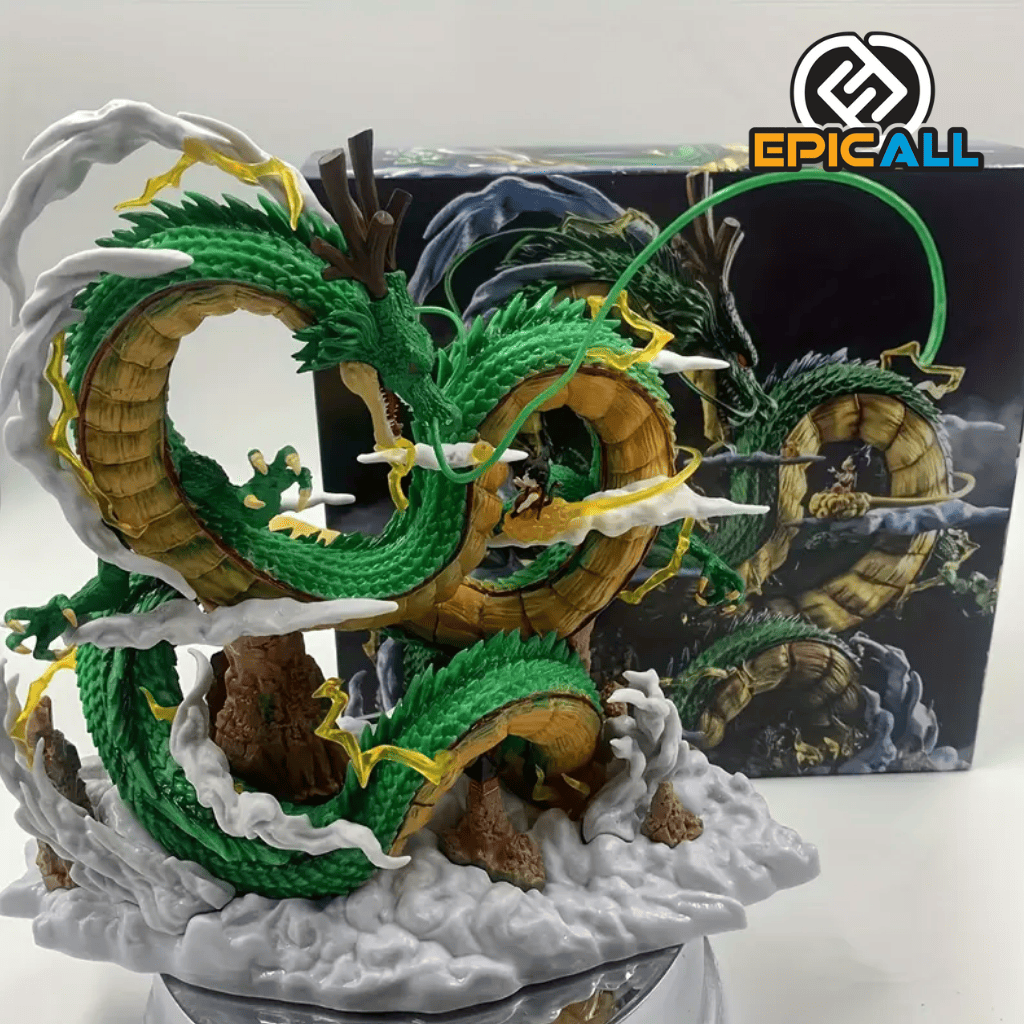 Una figura de Shenron, el dragón de las esferas del dragón, y Goku, el protagonista de Dragon Ball. Shenron es un dragón verde gigante con ojos rojos, y Goku está sentado sobre la nube voladora. La figura está colocada sobre una base con nubes.