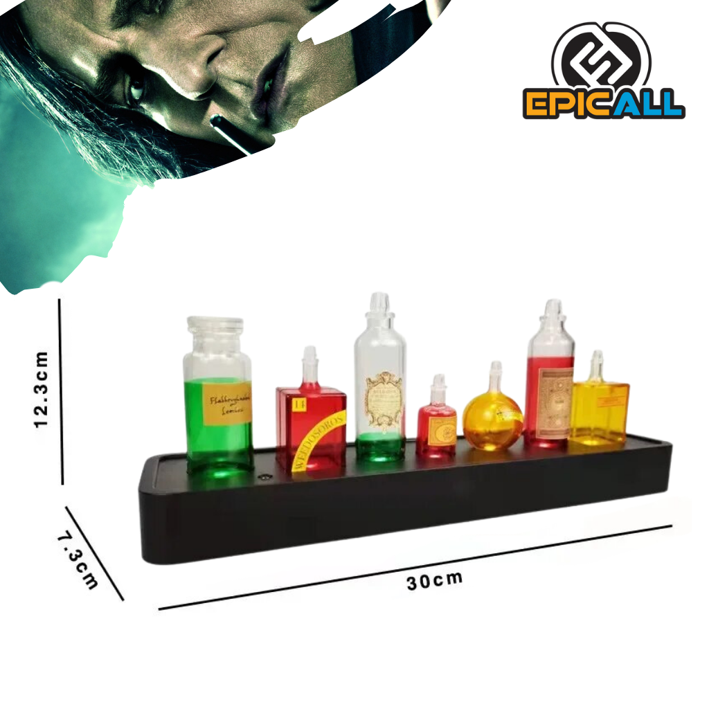 Un conjunto de seis frascos de vidrio de diferentes tamaños y formas, colocados sobre una base de madera negra. Cada frasco esta pintado de una forma en la que parece tener un líquido de color brillante y tiene una etiqueta con un nombre de poción ficticio. Los frascos están iluminados desde la base, creando un efecto mágico.