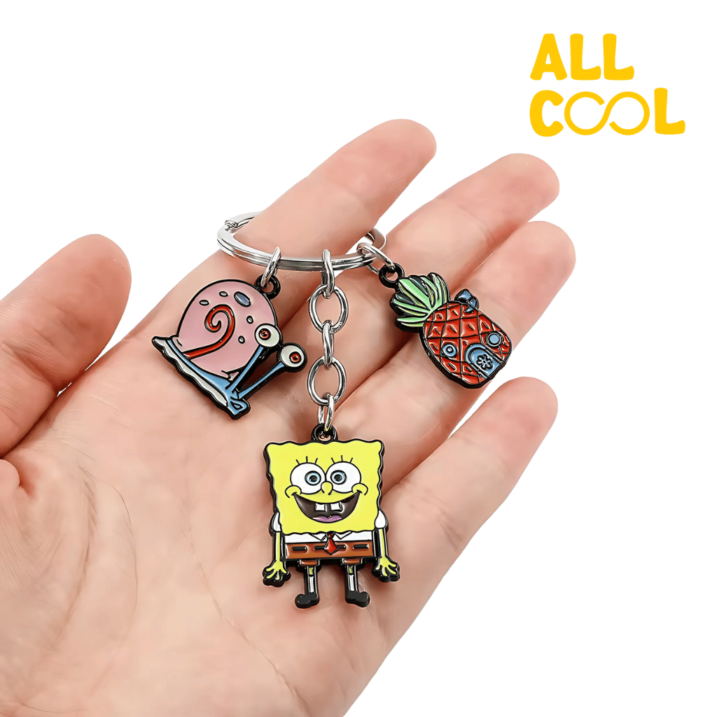 Foto del llavero en la palma de una mano.