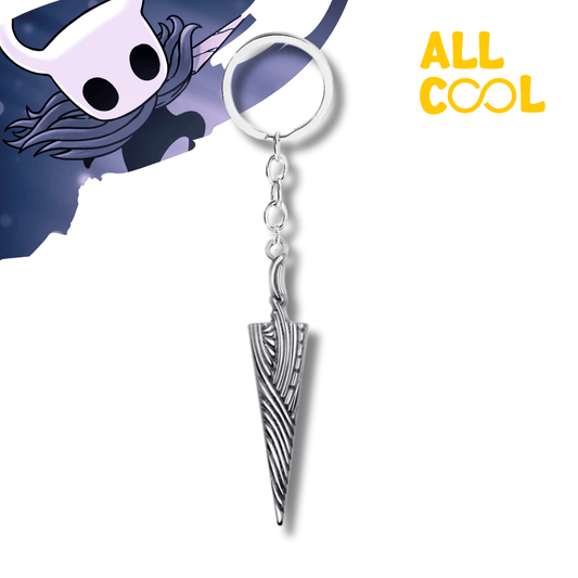Un llavero de metal con forma de Aguijón, el arma principal del protagonista del videojuego Hollow Knight. El Aguijón tiene un diseño detallado y puntiagudo, con un acabado metálico.