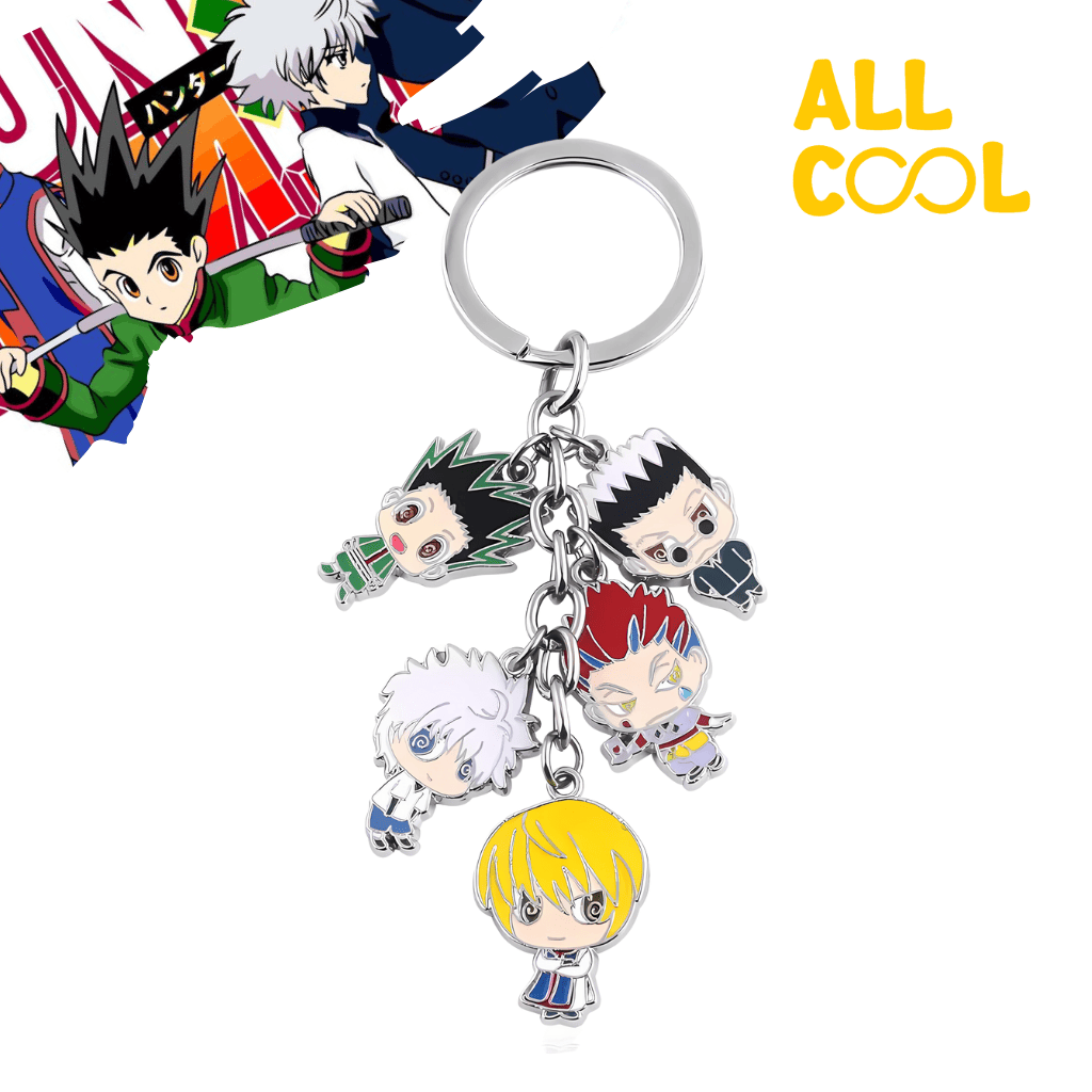 Un llavero con múltiples dijes metálicos de los personajes del anime Hunter x Hunter, sobre un fondo blanco. Los dijes representan a Gon, Killua, Kurapika, Hisoka y Leorio en un estilo chibi.