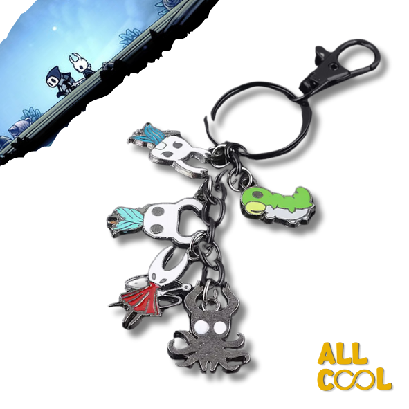 Un llavero de metal con múltiples dijes colgantes. Los dijes representan a varios personajes del videojuego Hollow Knight, incluyendo al Caballero, Hornet y el Gusano Vidente. Los dijes son de diferentes tamaños y están conectados a un anillo principal.