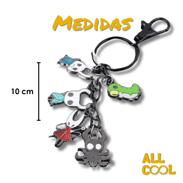 Un llavero de metal con múltiples dijes colgantes. Los dijes representan a varios personajes del videojuego Hollow Knight, incluyendo al Caballero, Hornet y el Gusano Vidente. Los dijes son de diferentes tamaños y están conectados a un anillo principal.