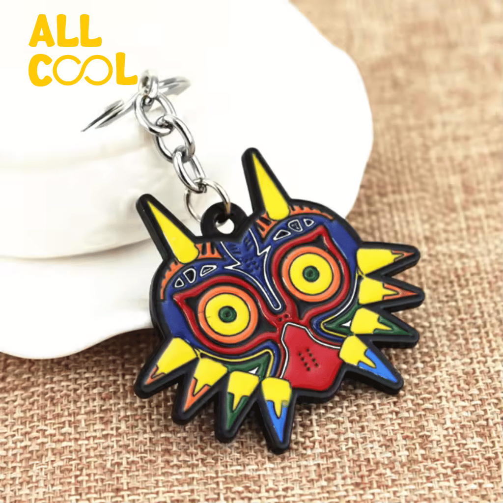 Foto real del llavero de Majora's Mask, en un fondo de tela.