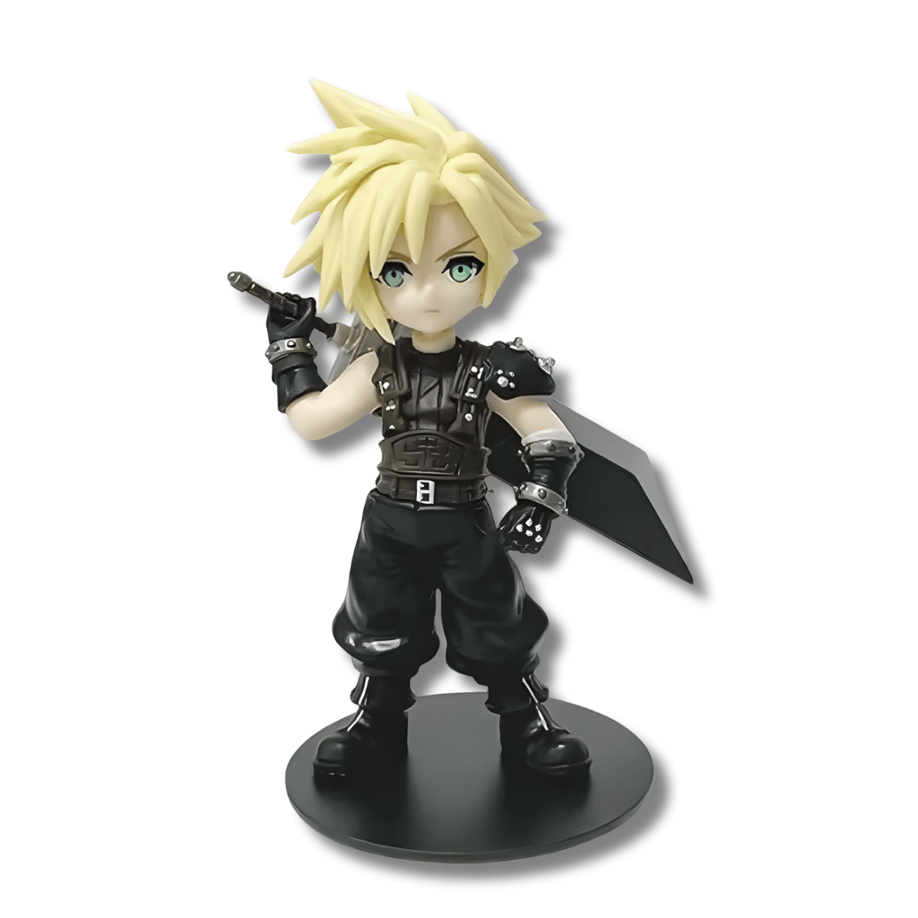 Una pequeña figura de estatua de Cloud Strife del videojuego Final Fantasy VII, en un estilo chibi (cabeza grande y cuerpo pequeño). El personaje tiene cabello rubio puntiagudo, viste un traje negro blindado y sostiene una espada ancha (Buster Sword) en su mano derecha. La figura está de pie sobre una base circular negra.