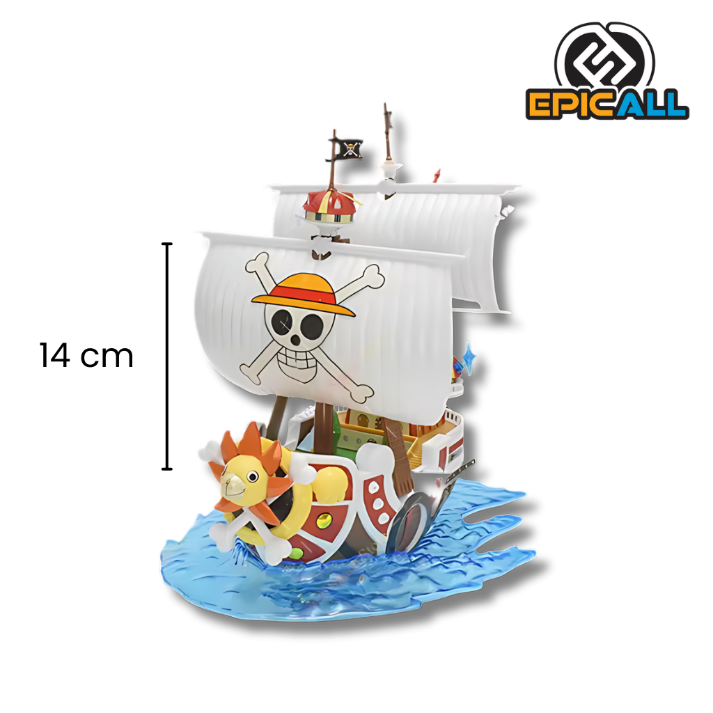 Modelo a escala del Thousand Sunny, la emblemática nave de One Piece, sobre una base azul simulando agua. Mide 14 cm y cuenta con velas y detalles decorativos.
