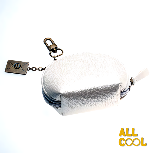 La imagen muestra un monedero blanco con detalles en relieve, diseñado como la cara de la lechuza Hedwig de Harry Potter. El monedero mide 13 cm de ancho y 11 cm de alto, y tiene un cierre en la parte superior, con un llavero y una etiqueta adicional.