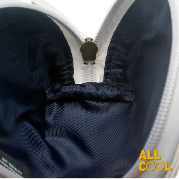 La imagen muestra un monedero blanco con detalles en relieve, diseñado como la cara de la lechuza Hedwig de Harry Potter. El monedero mide 13 cm de ancho y 11 cm de alto, y tiene un cierre en la parte superior, con un llavero y una etiqueta adicional.