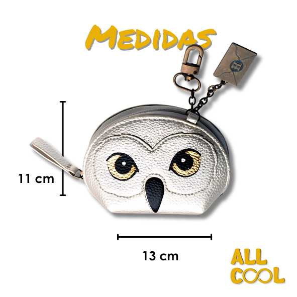 La imagen muestra un monedero blanco con detalles en relieve, diseñado como la cara de la lechuza Hedwig de Harry Potter. El monedero mide 13 cm de ancho y 11 cm de alto, y tiene un cierre en la parte superior, con un llavero y una etiqueta adicional.