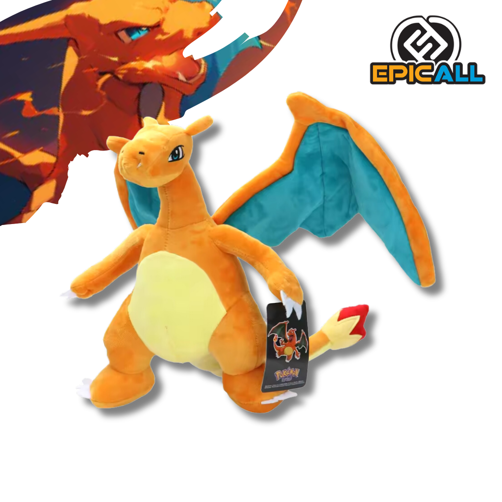 Un peluche de Charizard, un Pokémon de tipo Fuego y Volador. Charizard es de color naranja y amarillo, con alas grandes y una cola con punta de fuego. Está en una posición de pie, con una expresión amigable.