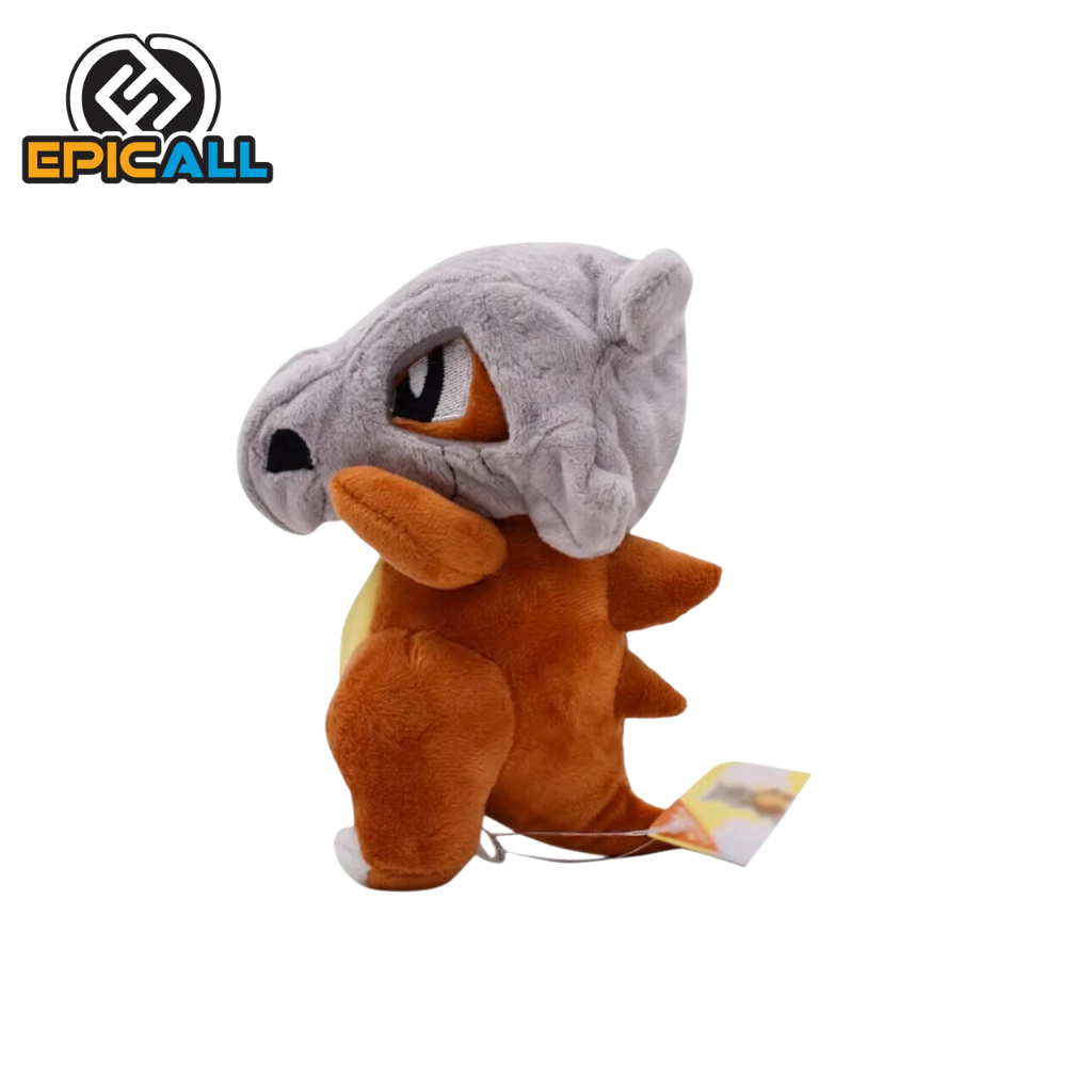 Peluche de Cubone de 16 cm de altura y 11 cm de ancho, con un cuerpo marrón, barriga amarilla y un casco gris de hueso.