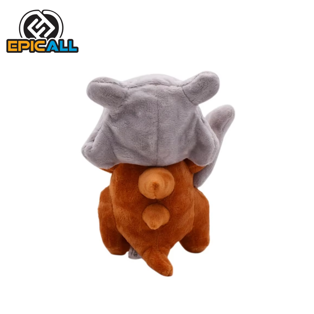 Peluche de Cubone de 16 cm de altura y 11 cm de ancho, con un cuerpo marrón, barriga amarilla y un casco gris de hueso.
