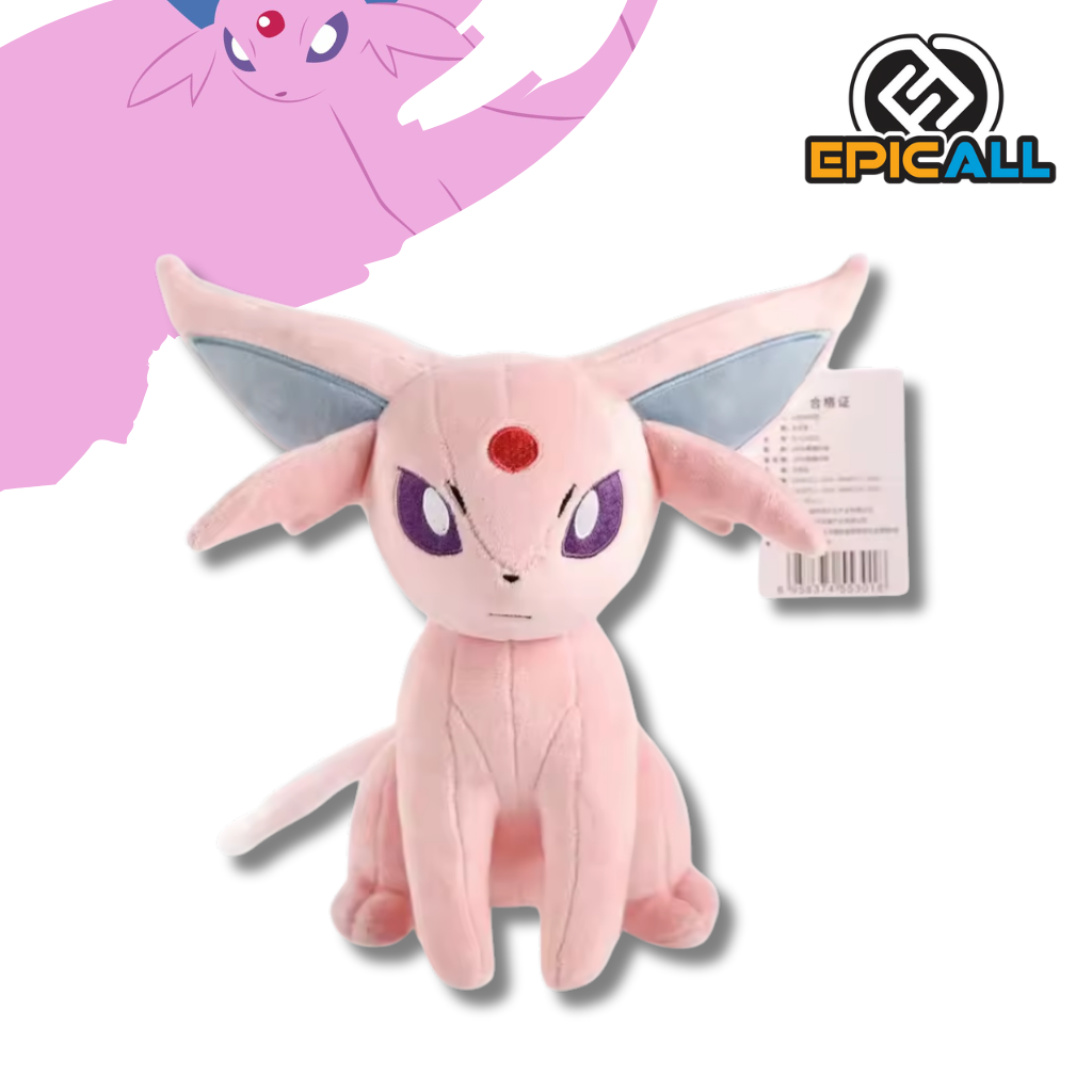 Un peluche de Espeon de 25cm de altura. Espeon es un Pokémon de color lila claro con orejas grandes, ojos morados y una gema roja en la frente. Tiene una cola delgada bifurcada. El peluche está sentado y mirando hacia adelante.