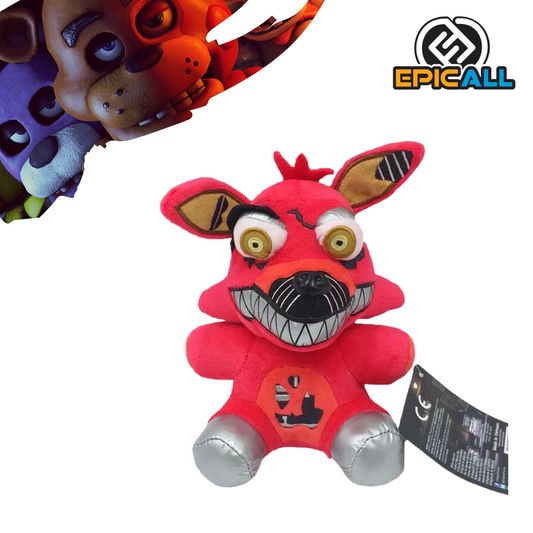 Un peluche de zorro rojo de aproximadamente 18 cm de altura. Tiene los ojos grandes y brillantes de color amarillo, una sonrisa amplia y dentada, y un aspecto desgastado. El peluche está hecho de un material suave y tiene un diseño realista basado en el personaje de Foxy del videojuego Five Nights at Freddy's.