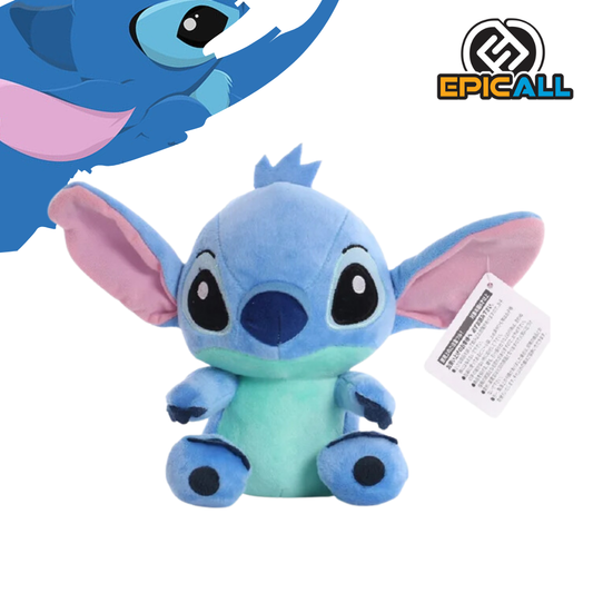 Un peluche de Stitch, un personaje de la película de Disney Lilo & Stitch. Es de color azul con detalles blancos y rosas. Tiene una forma redonda y amigable, con grandes orejas y ojos. Su expresión es juguetona y traviesa.