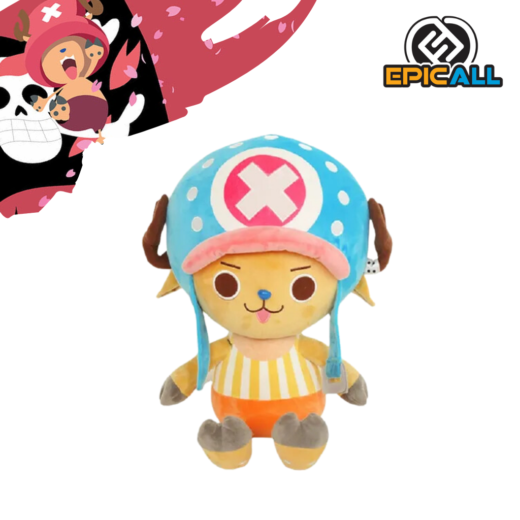 Un peluche de Tony Tony Chopper, un personaje del anime y manga One Piece. Es un reno antropomorfo con un sombrero azul con una cruz blanca, una camisa a rayas naranjas y blancas, y pantalones cortos. Tiene una expresión amigable y ojos grandes y oscuros.