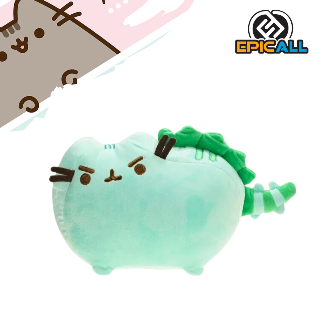 Un peluche de un gato gris llamado Pusheen. Tiene una expresión seria y un cuerpo verde con espinas como un dinosaurio. El peluche es suave y esponjoso, y tiene un tamaño mediano.
