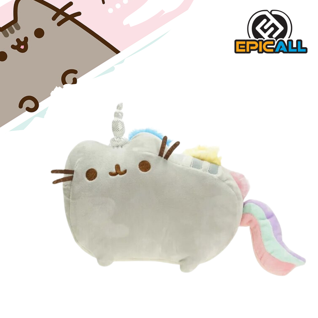 Un peluche de Pusheen, el famoso gato de internet, transformado en un unicornio. Pusheen es de color gris, tiene un cuerno de unicornio de colores pastel y una cola arcoíris. Tiene una expresión tierna y está sentado.