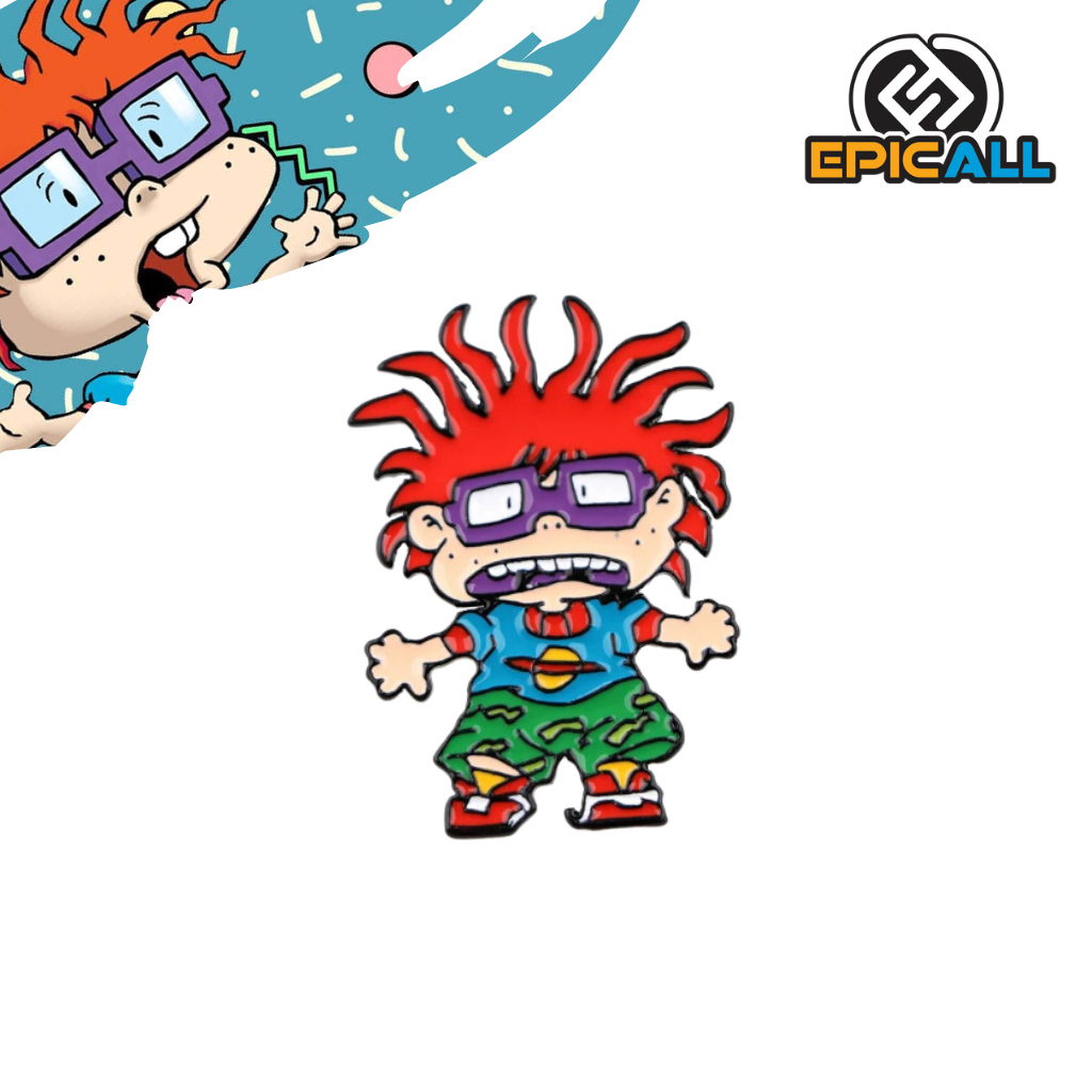 Pin metálico con la imagen de Carlitos, un bebé de dibujos animados con cabello rojo en punta. Carlitos está representado de pie con los brazos extendidos. El pin mide 3.5 centímetros de alto y 2.5 centímetros de ancho.