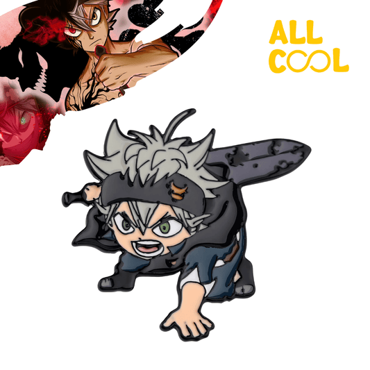 Un pin metálico con la imagen de Asta del anime Black Clover. Asta está representado en una pose de acción con su espada y tiene una expresión determinada. El pin tiene un diseño detallado y un acabado brillante.