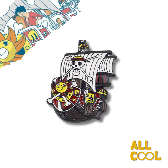 Un pin metálico con forma de barco pirata. El barco tiene un fondo rojo y velas blancas con un cráneo y huesos cruzados. En la parte inferior del barco hay una cara sonriente amarilla con dos huesos cruzados debajo.
