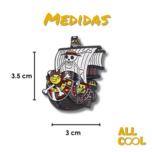 Un pin metálico con forma de barco pirata. El barco tiene un fondo rojo y velas blancas con un cráneo y huesos cruzados. En la parte inferior del barco hay una cara sonriente amarilla con dos huesos cruzados debajo.
