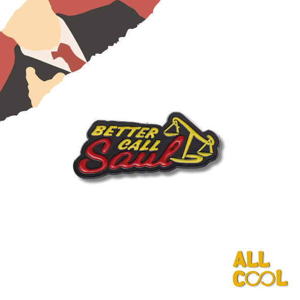 Un pin de metal esmaltado con el logo de la serie de televisión Better Call Saul. El pin tiene forma rectangular y presenta un fondo negro con el texto "Better Call Saul" en letras amarillas y un dibujo de una balanza de justicia.